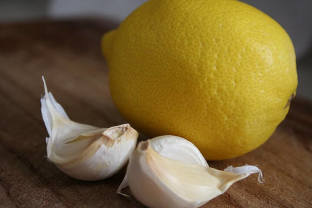 Bawang-lemon-liqueur-perpekto-ang katulong-sa-gamot-ugat pagpapalawak ng veins